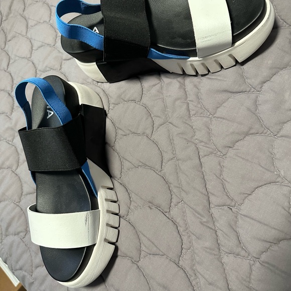 Size 8.5 MIA faux leather and elastic platform sandals - Picture 2 of 4